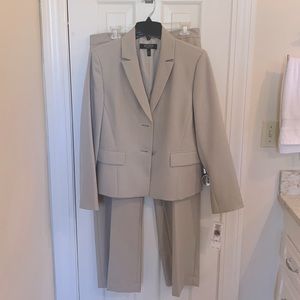 Kasper 2 Piece Summer Suit. Size 12. NWT